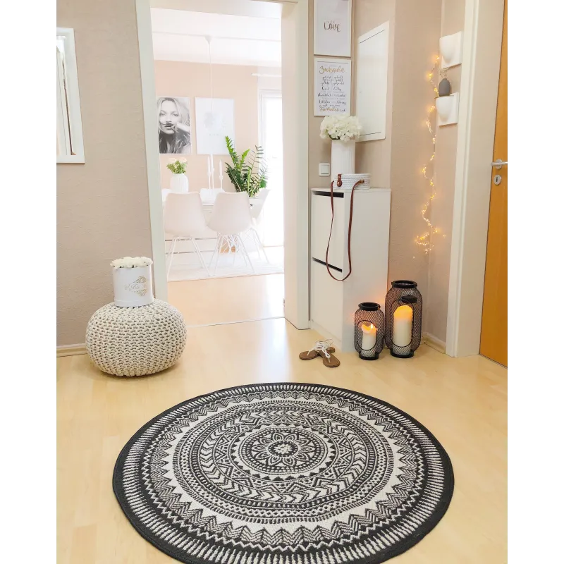 Tappeto in sisal nero, moderno ed elegante per spazi contemporanei