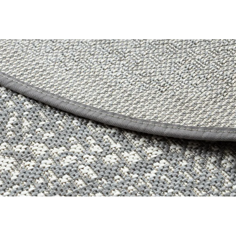Tappeto in sisal piatto con superficie liscia, perfetto per design moderni