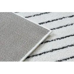 Tappeto realizzato con materiali di alta qualità, morbido al tatto, design moderno