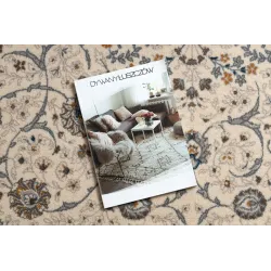 Tappeto elegante in tonalità beige e blu, ideale per interni moderni