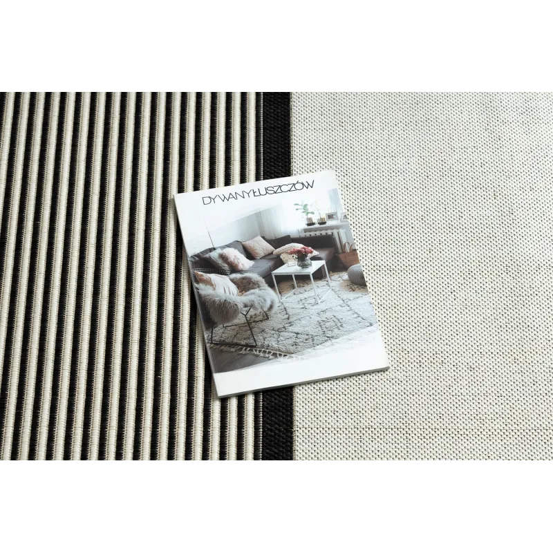 Elegante tappeto in sisal crema e nero, ideale per interni moderni