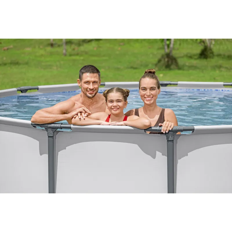 Piscina con struttura, perfetta per il relax estivo in giardino