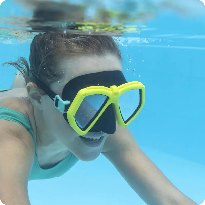 Maschera da nuoto gialla alla moda, perfetta per l'estate
