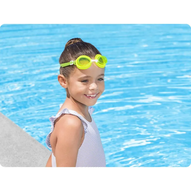 Occhialini da nuoto verdi, un'ottima scelta per i bambini in estate