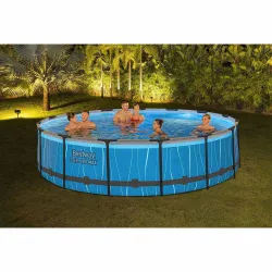 Piscina da giardino blu, perfetta per rilassarsi all'aperto