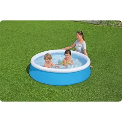 Piscina per bambini che offre gioia e refrigerio nelle giornate calde