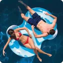 Poltrona gonfiabile blu, ideale per giornate estive in acqua
