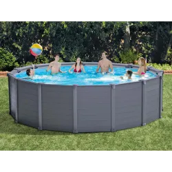 Piscina realizzata in materiale resistente ai danni per una maggiore durata