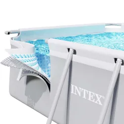 Piscina da giardino realizzata con materiali resistenti, perfetta per il relax