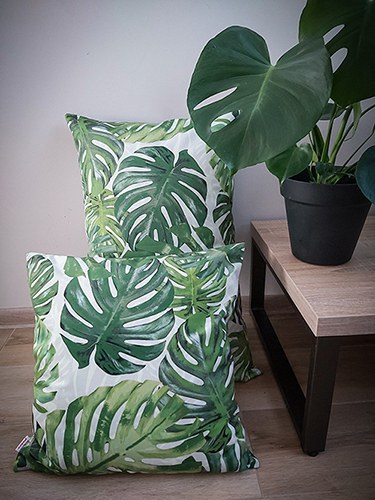 Cuscini decorativi con foglie di monstera in stile botanico
